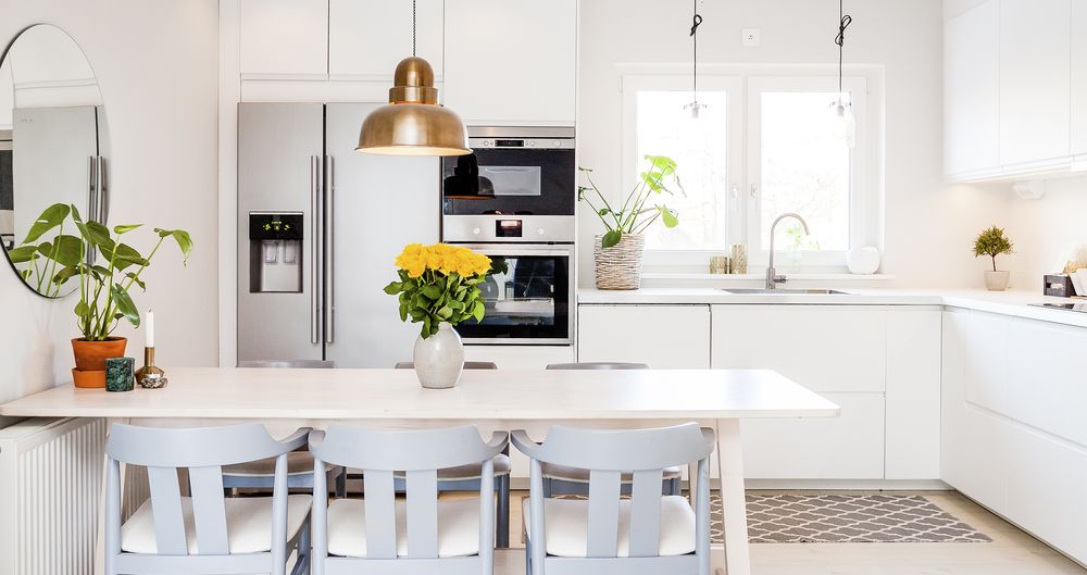 Modern, fehér színű konyha L alakban