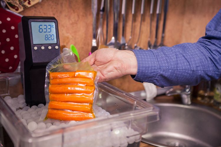 Az alapanyagok vákuumozása a Sous Vide főzési technológia használata előtt