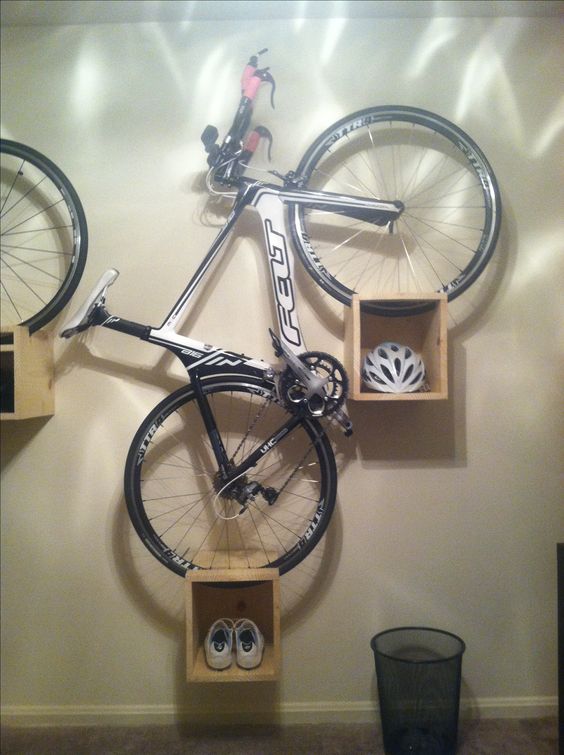 Kerékpár a falon, a polcok között