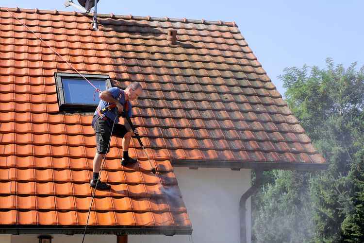 A tető megtisztítása a mohától és kosztól 