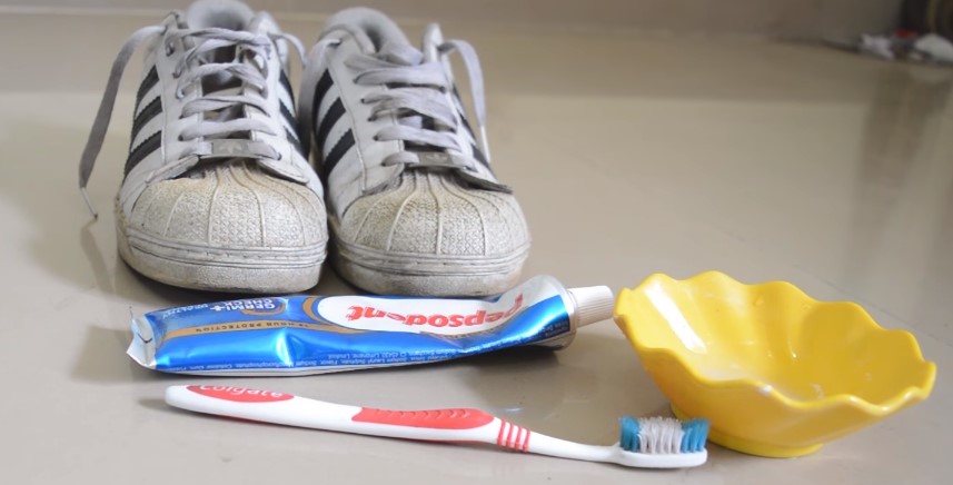 Fehérítő fogkrém cipő tisztítására 