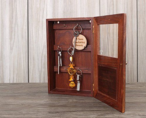 Vintage stílusú fa kulcstartó szekrény