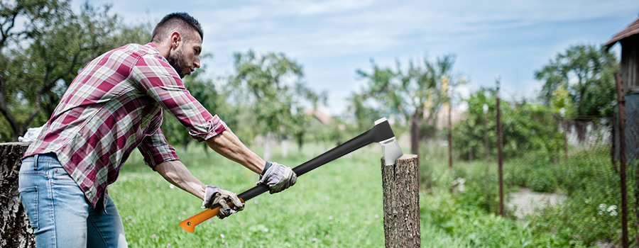 Fiskars fejsze a kertbe