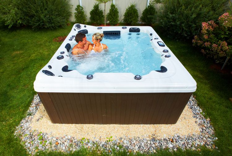 Kültéri jacuzzi a kertben 