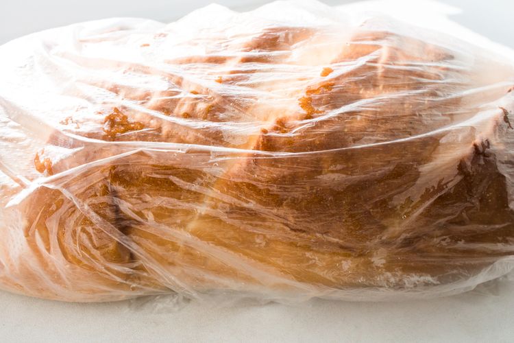 A kenyér tárolása műanyag zacskóban