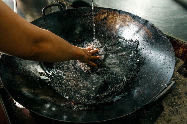 A wok serpenyő tisztítása mosogatószerrel és meleg vízzel
