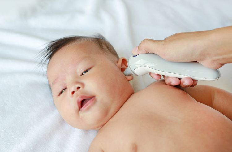 A baba testhőmérsékletének mérése érintésmentes lázmérővel