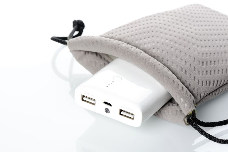 Power bank töltés jelzővel védőtokban