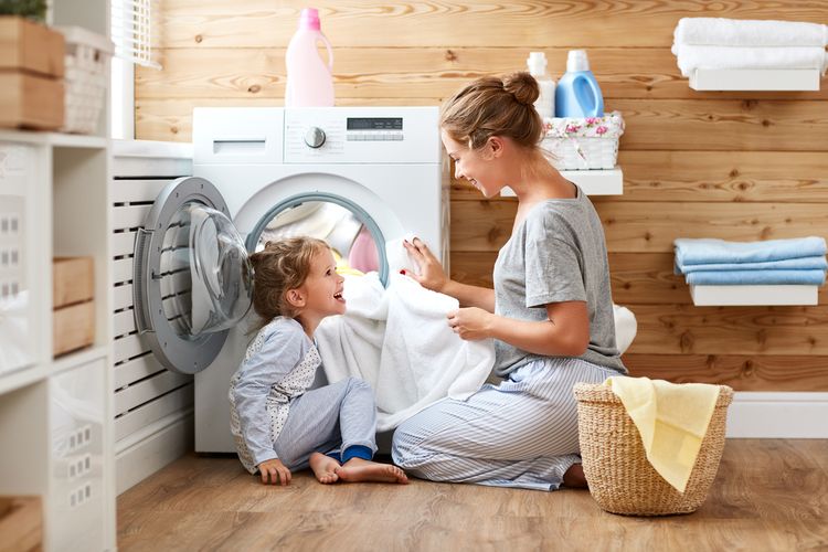 Szabadonálló mosógép a mosókonyhában