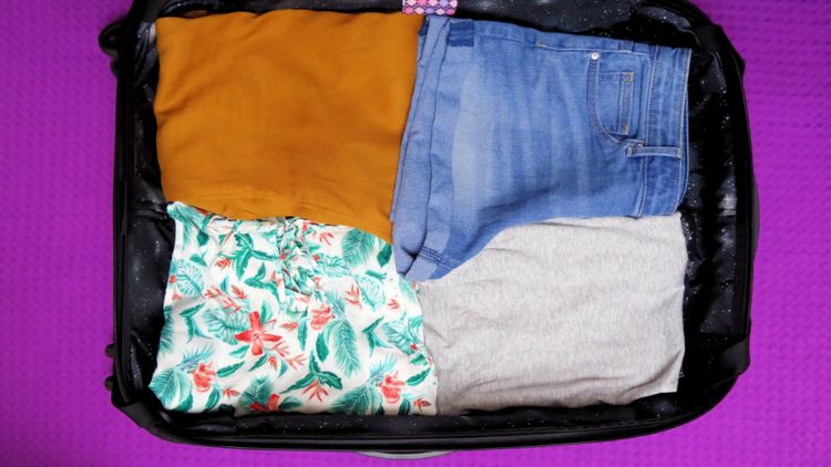 A nyári ruhák tárolása bőröndben
