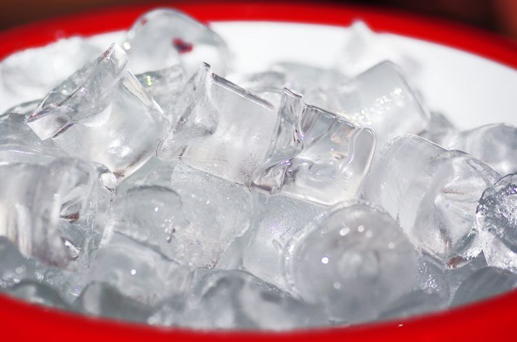 Jégkocák a jégkocka készítő gépből