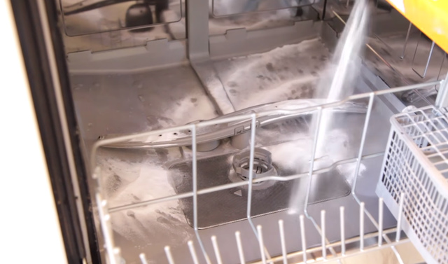 A mosogatógép tisztítása szódabikarbónával 