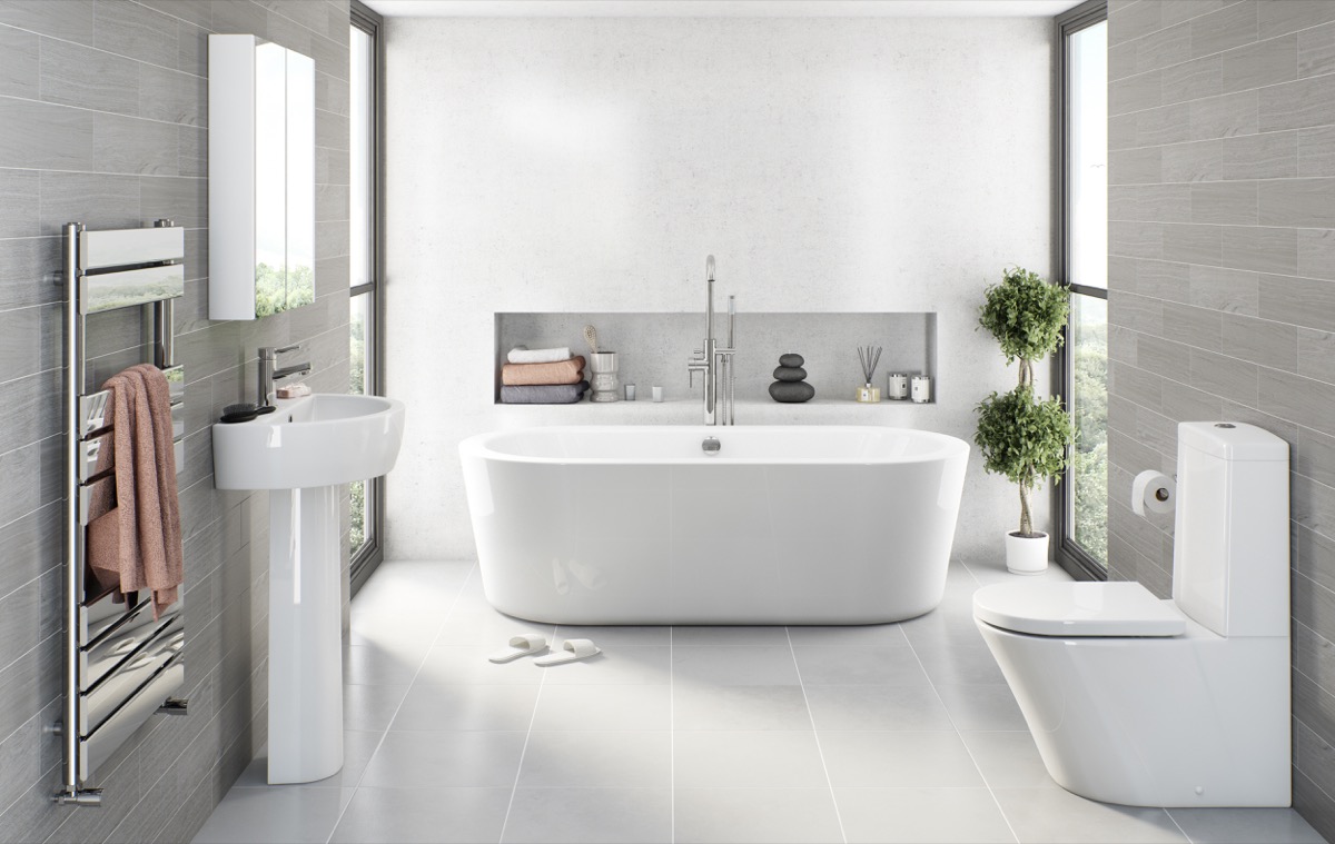 Az egységes dizájnú fürdőszoba interiőrje