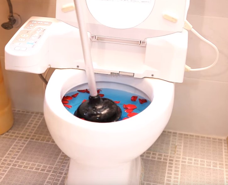 Az eldugult WC tisztítás WC pumpával