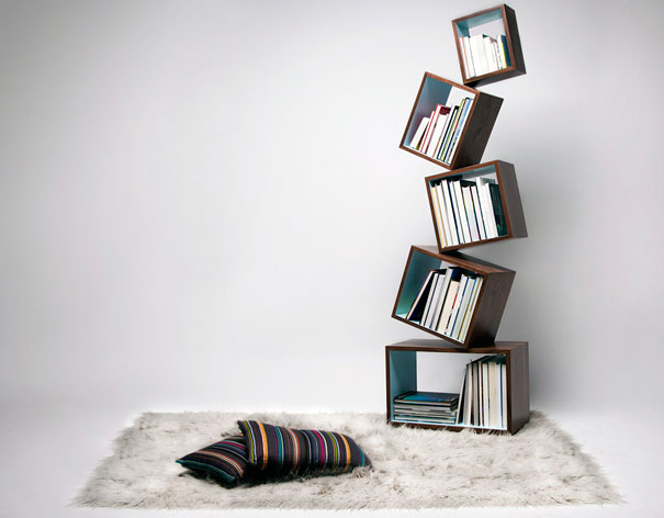 Aszimmetrikus könyvespolc a nappaliba