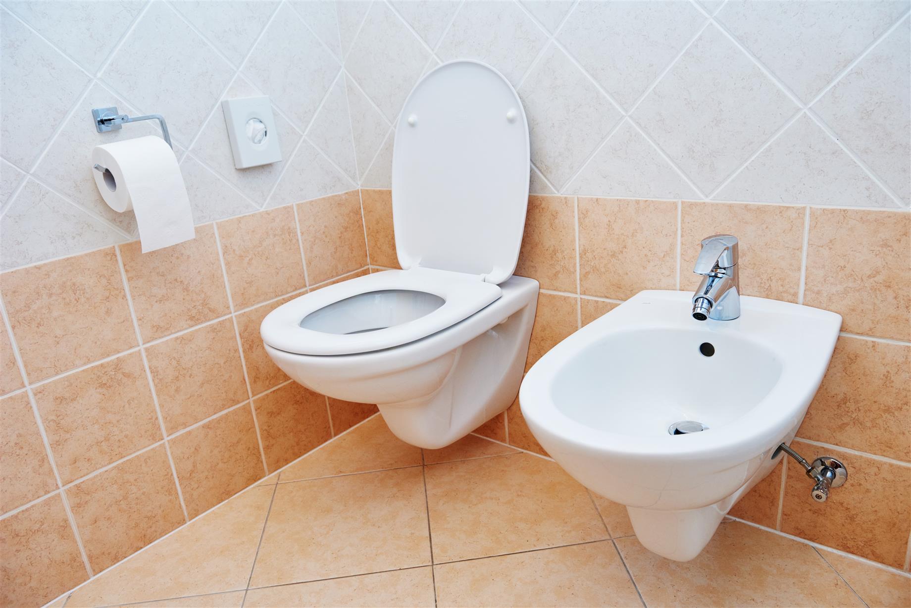 Fali WC és bidé a fürdőszobában