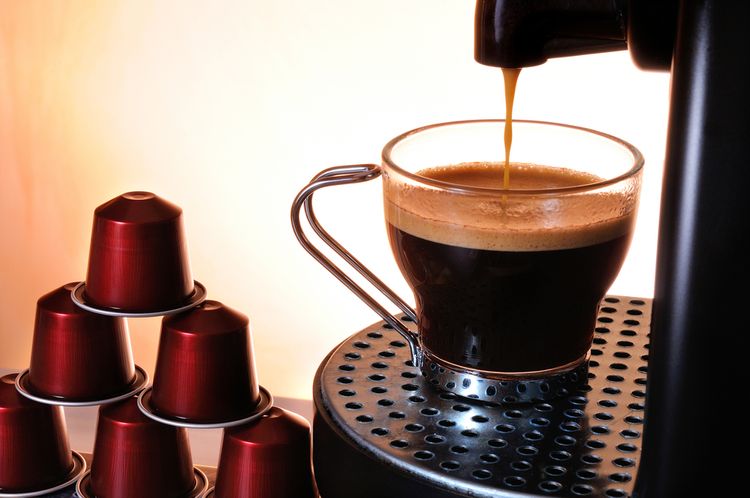 Kávé készítése kapszulás kávéfőzővel