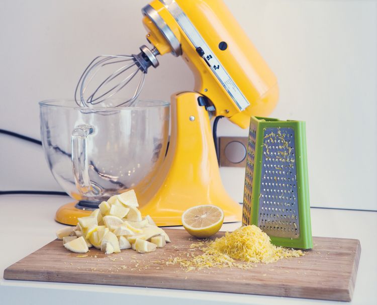 Sárga konyhai robotgép modern konyhába