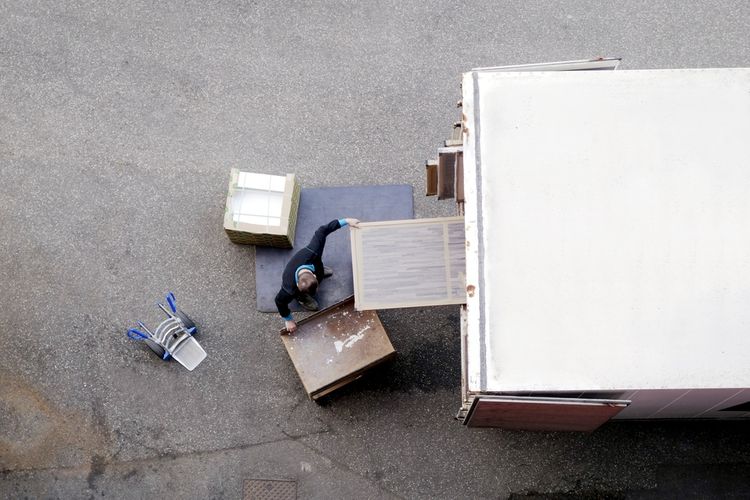 Az öreg bútorok szállítása és ajándékozása