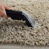 Hogyan tisztítsuk a hosszú szálú shaggy szőnyeget?