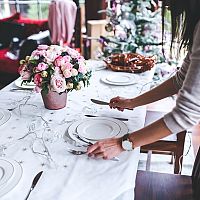Hogyan díszítsük fel a karácsonyi asztalt? Az egyszerűségre és a természetes részletekre érdemes alapozni