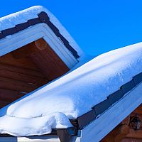Čo robiť so snehom na streche? Aká je prevencia?