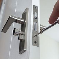 Hogyan cseréljük a zárat az ajtóban akár kulcs nélkül is? 