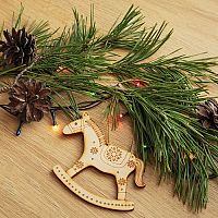 Drevené vianočné ozdoby, figúrky a dekorácie na stromček sú stále in. Môžete si ich kúpiť aj vyrobiť