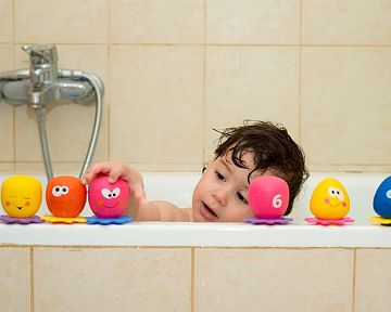 Hab vagy felhúzható fürdőjátékok csecsemők és kisgyermekek számára